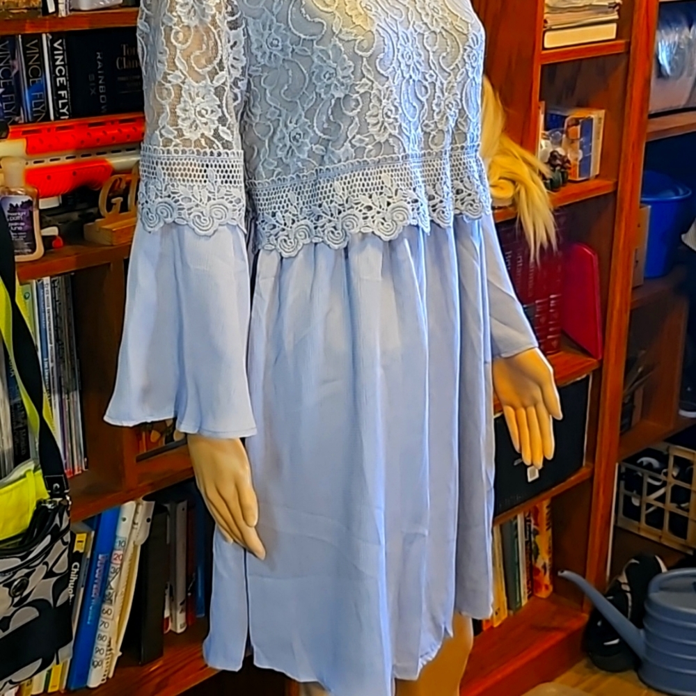 Very pretty above the knee dress